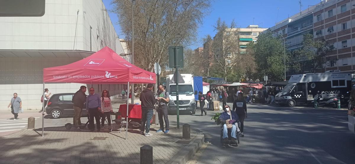 Una carpa del SIME, este jueves en el mercado de La Fama