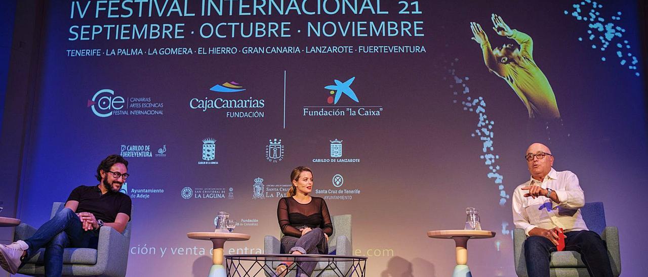 Los actores Carlos Santos y Adriana Torrebejano y el director artístico de CAE, Juan José Afonso, ayer durante el encuentro. | | ANDRÉS GUTIÉRREZ