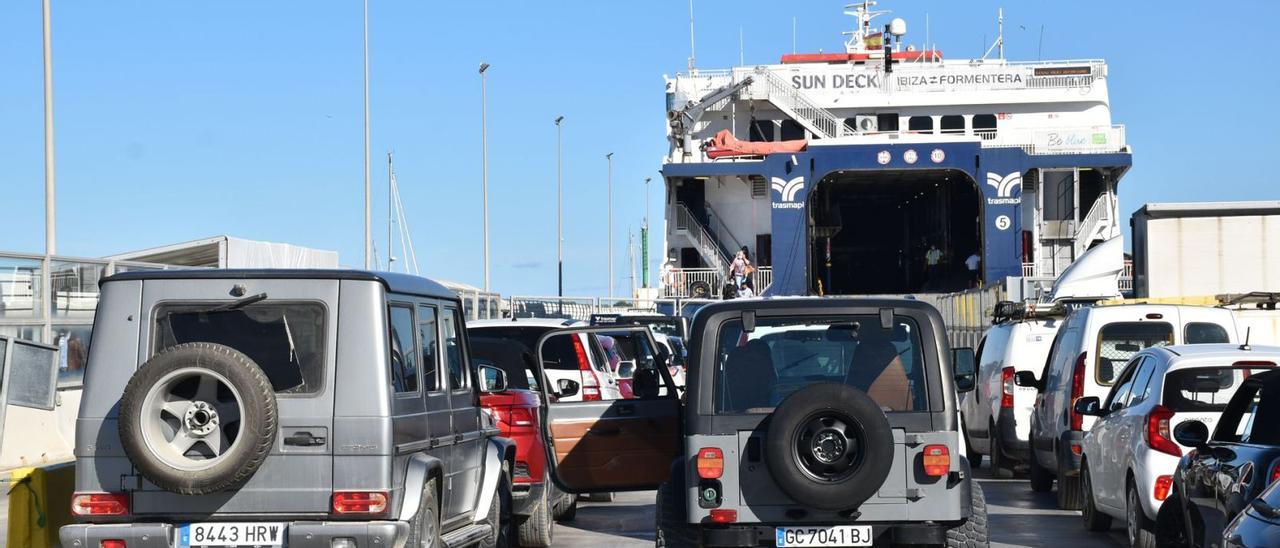 Filas de vehículos preparados para embarcar en un ferri atracado en el puerto de La Savina. | CÉSAR NAVARRO