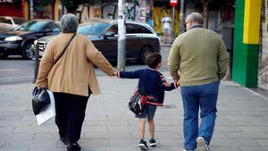 Un niño va al colegio con sus abuelos en una imagen de archivo. EFE/ Kai Forsterling