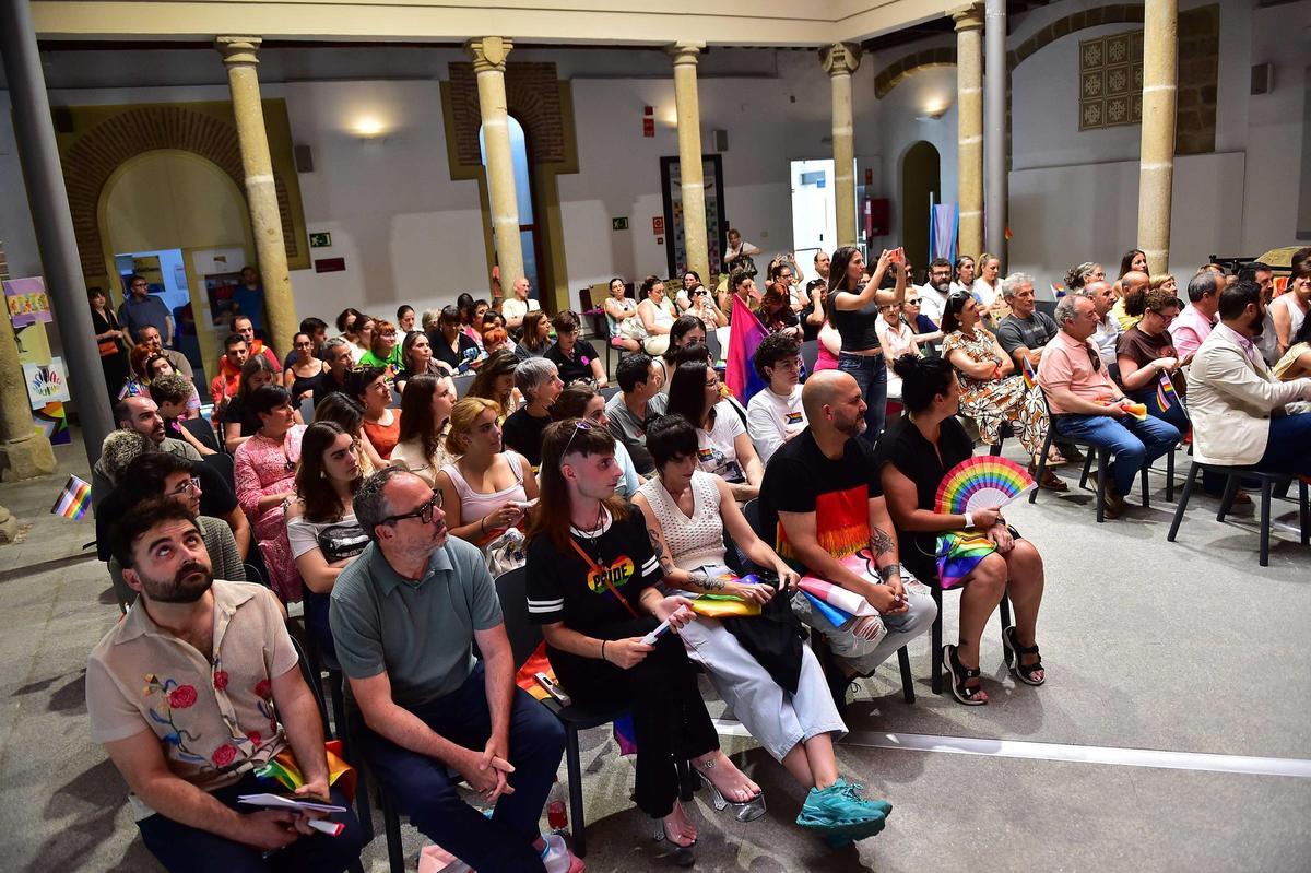 Fotogalería | Acto institucional del Orgullo LGBTI+ en Plasencia