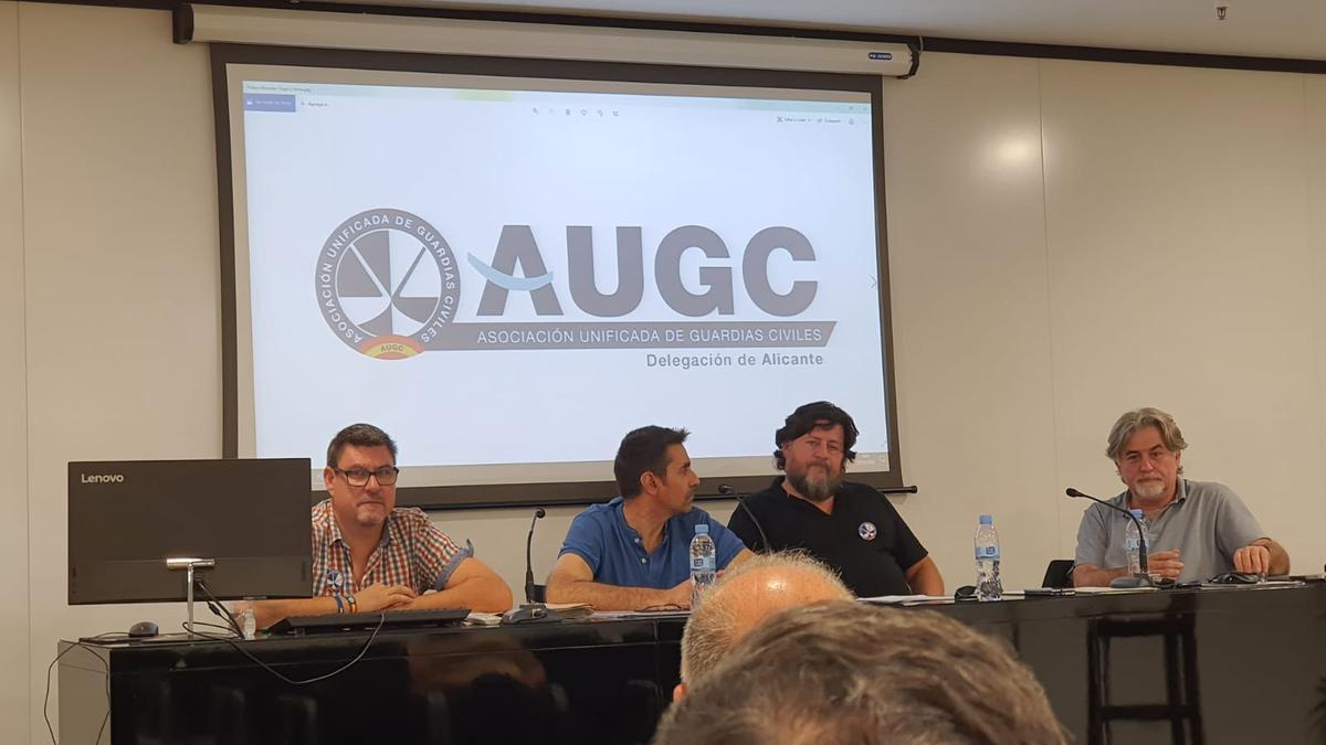 Directiva de la AUGC de Alicante en una reciente asamblea.