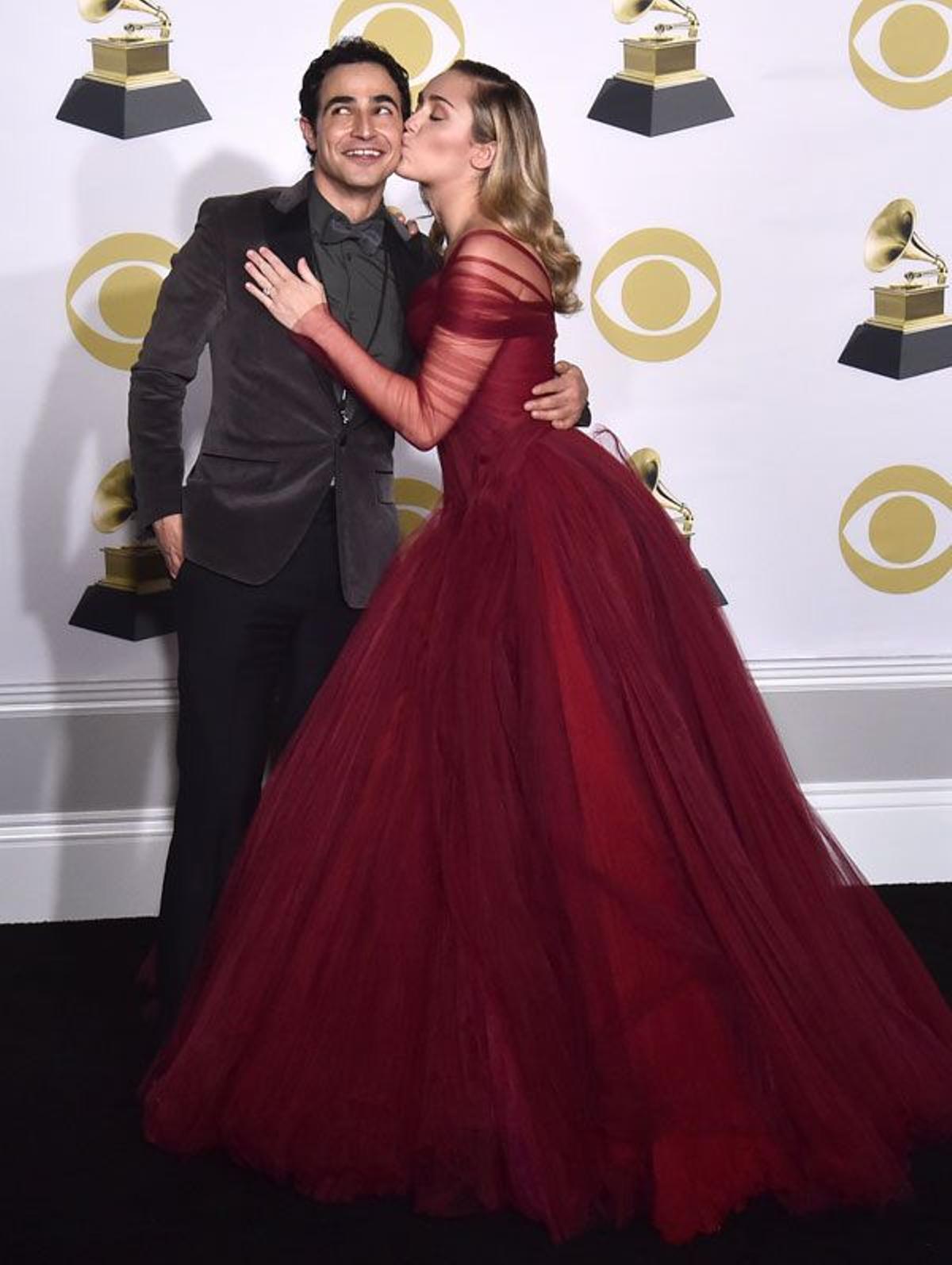 Miley Cyrus junto a Zac Posen en los Premios Grammy 2018