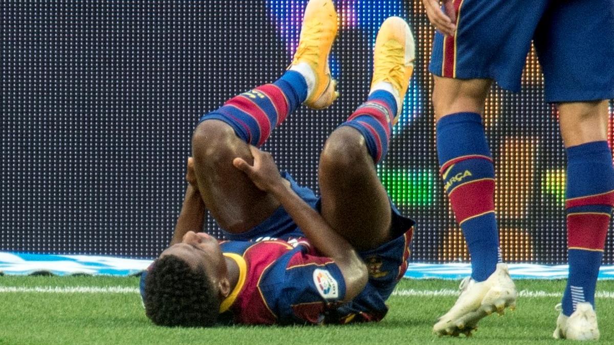 Ansu Fati, tras sufir la grave lesión de la rodilla izquierda en el Camp Nou ante el Betis en noviembre del 2020.