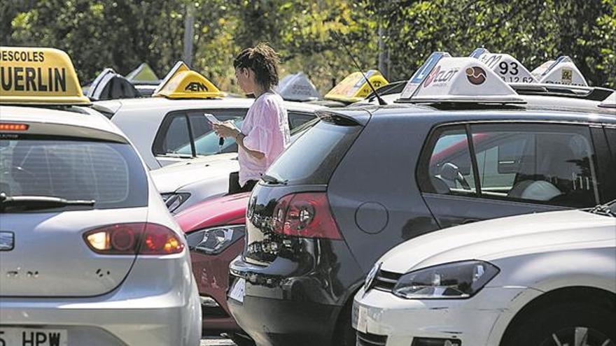 Las autoescuelas reclaman que se acoten las ‘app’ de formación vial