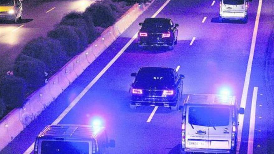 Parte de los vehículos de la delegación china en la Autopista del Sur.