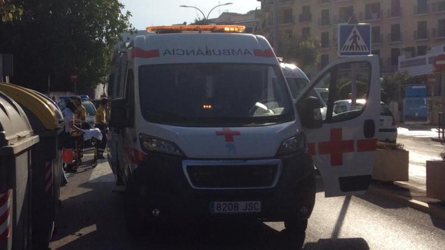 Un joven se estrella con su monopatín en una avenida de Xàbia