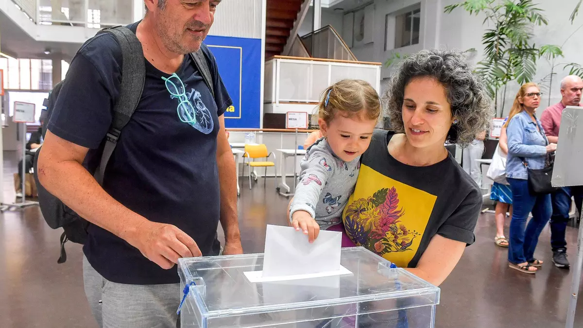 Ambiente electoral en los colegios del Cabildo de Gran Canaria y el Instituto Pérez Galdós