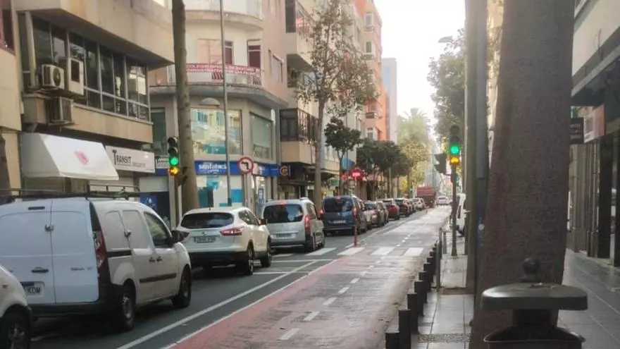 Grúa en Triana y atasco en la León y Castillo en Las Palmas de Gran Canaria