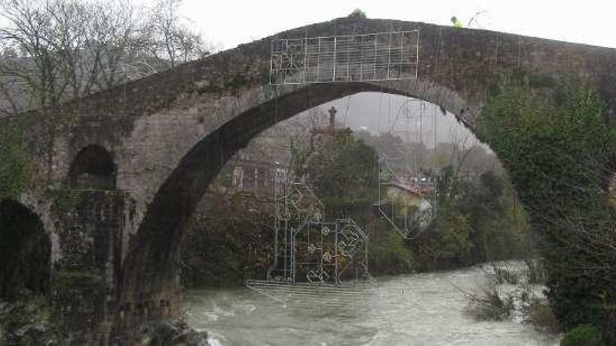 Instalación del alumbrado navideño en el Puentón.