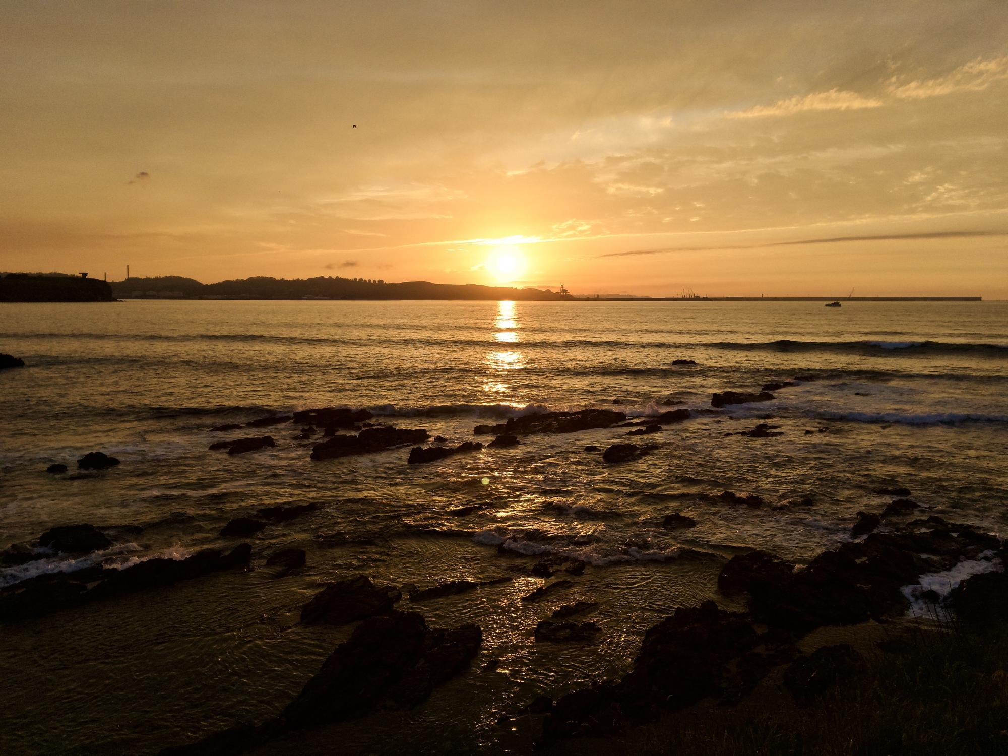 Las espectaculares fotos del atardecer de primavera en Gijón