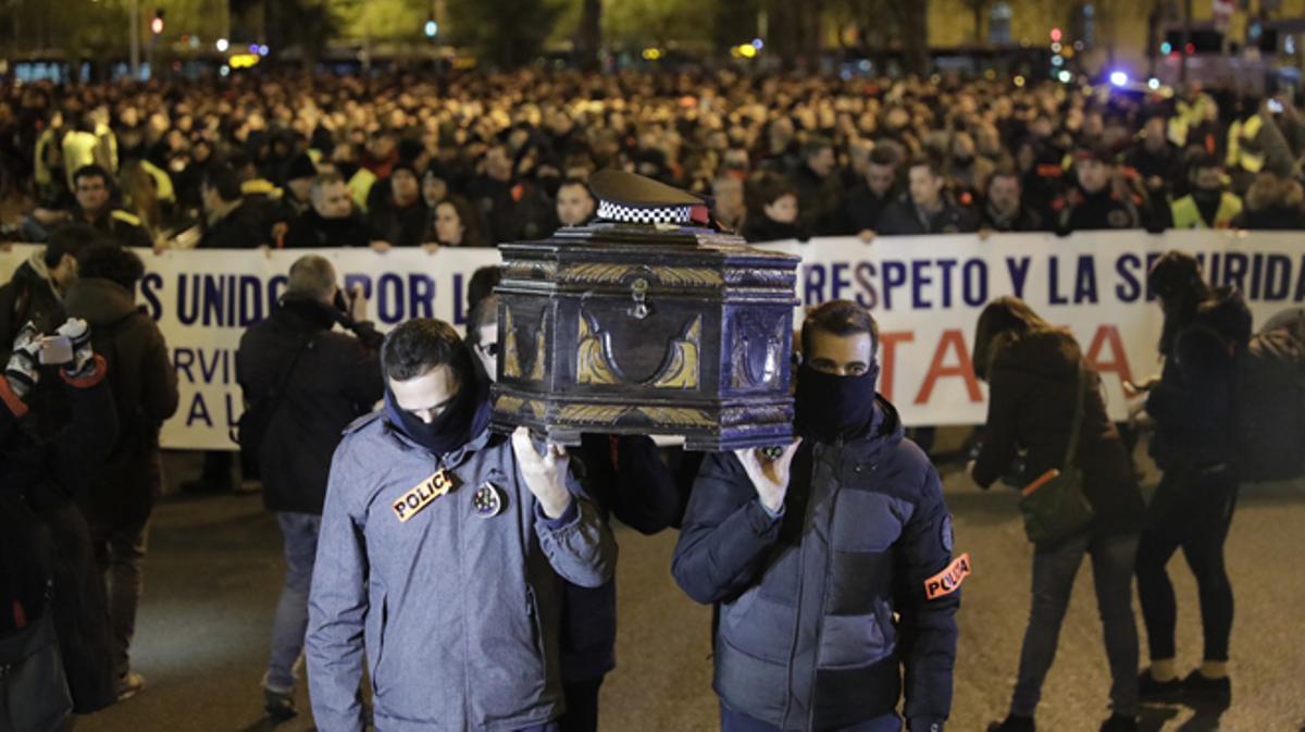 Mossos, urbanos y policías se sienten desprotegidos y se manifiestan en BCN.