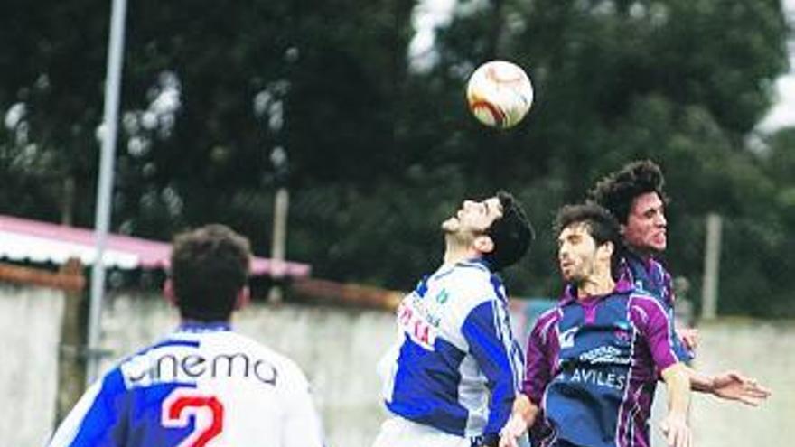 Dani Girol y Marcos disputan un balón a Chus Morán con Ginés de espaldas.