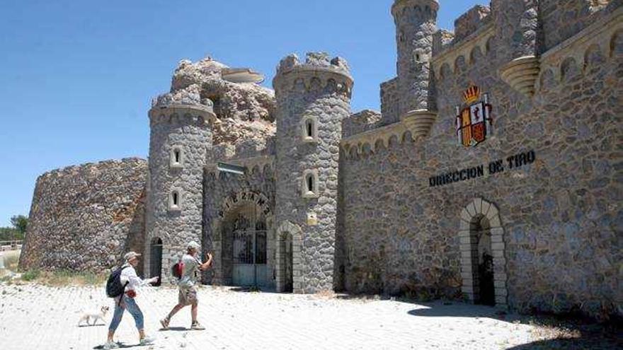 Dos turistas junto a la batería de Castillitos, ayer.