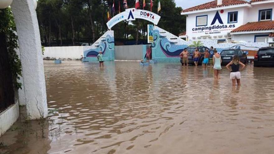 el rastro de las tormentas en la provinciaImagen del camping de Orpesa anegado. f á.s. Los bomberos tuvieron que intervenir en el camping de Cabanes. f levante-emv. Calle cortada en una zona residencial de Peñíscola. f j.m. Excavadora abre paso a las aguas de l&#039;Estany de Peñíscola ante el riesgo de desbordamiento. f j.m.