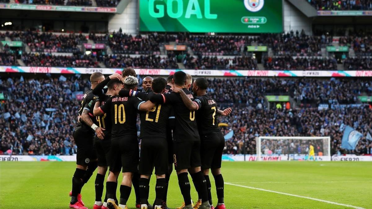 Los jugadores del City celebran el primer gol de Agüero.