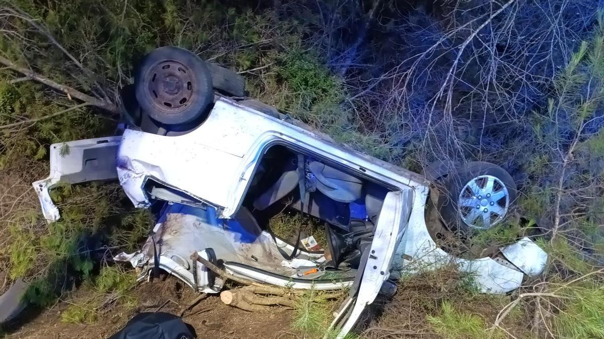 El coche volcó tras salirse de la carretera.