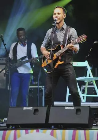 Gustavo Almeida, cantautor: «Mi vida está dividida en dos, una parte aquí, en Pontevedra y, la otra, en Brasil»