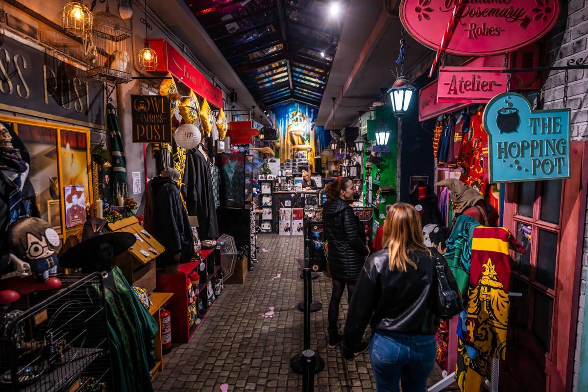 Tiendas y compradores de las Galeries Maldà en vísperas de la Navidad 2024
