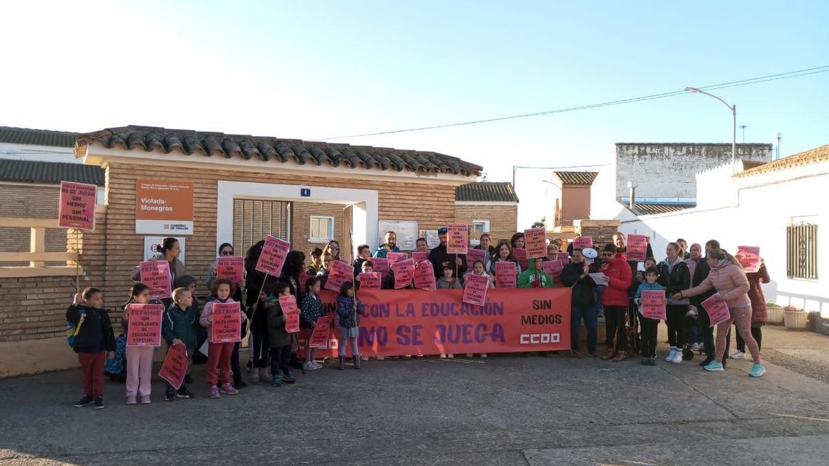 La concentración de CCOO en el Temple para exigir nuevas contrataciones de auxiliares de educación especial