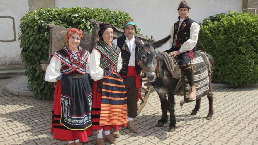 Participantes en un mercadillo en Rabanales el pasado verano.