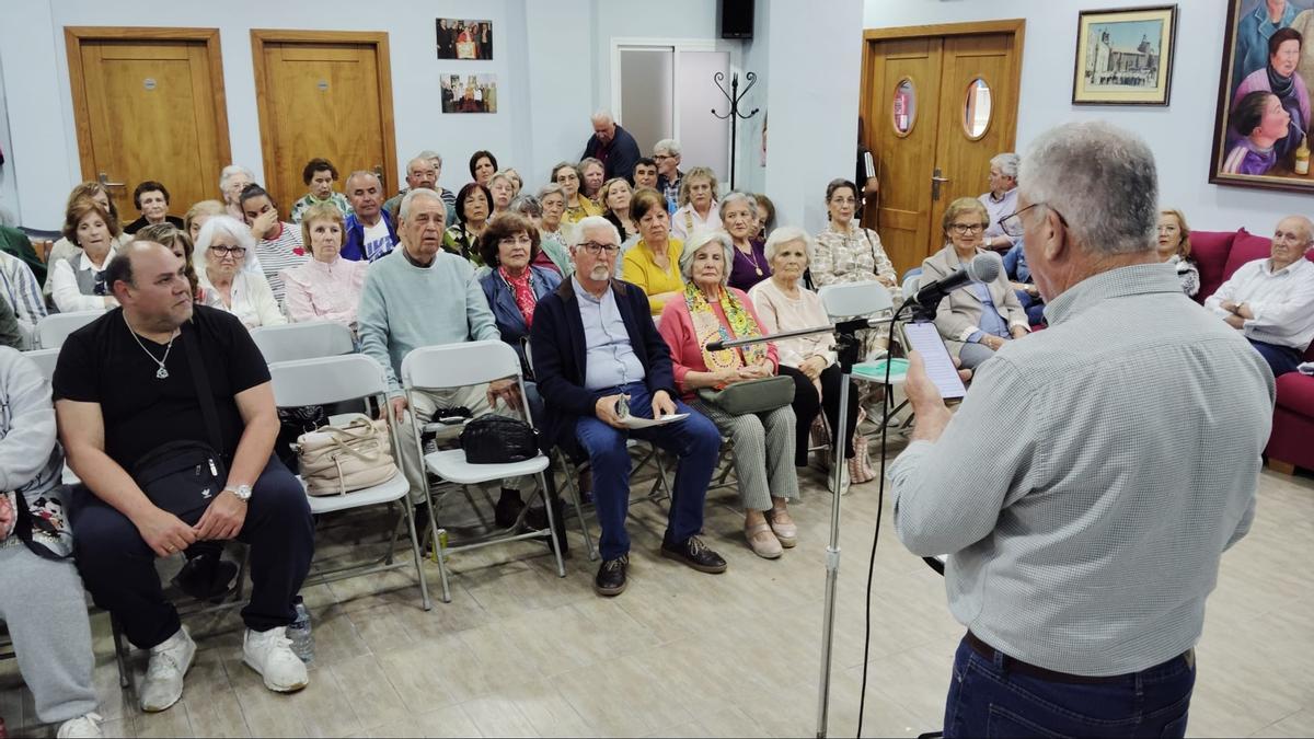 Recital poético en la sede de la asociación de pensionistas