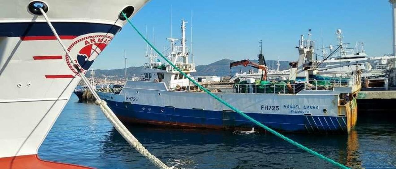 El arrastrero &quot;Manuel Laura&quot;, de capital vigués pero bandera británica, en el puerto de Vigo. // A.A.