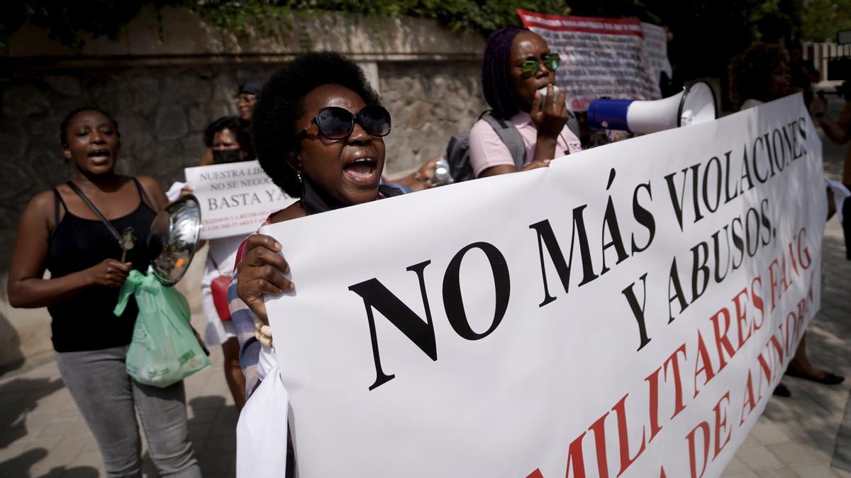 Madrid. 26.08.2022. Manifestación contra las violaciones de militares a mujeres en la isla de Annobón, de Guinea Ecuatorial.   foto: JOSE LUIS ROCA