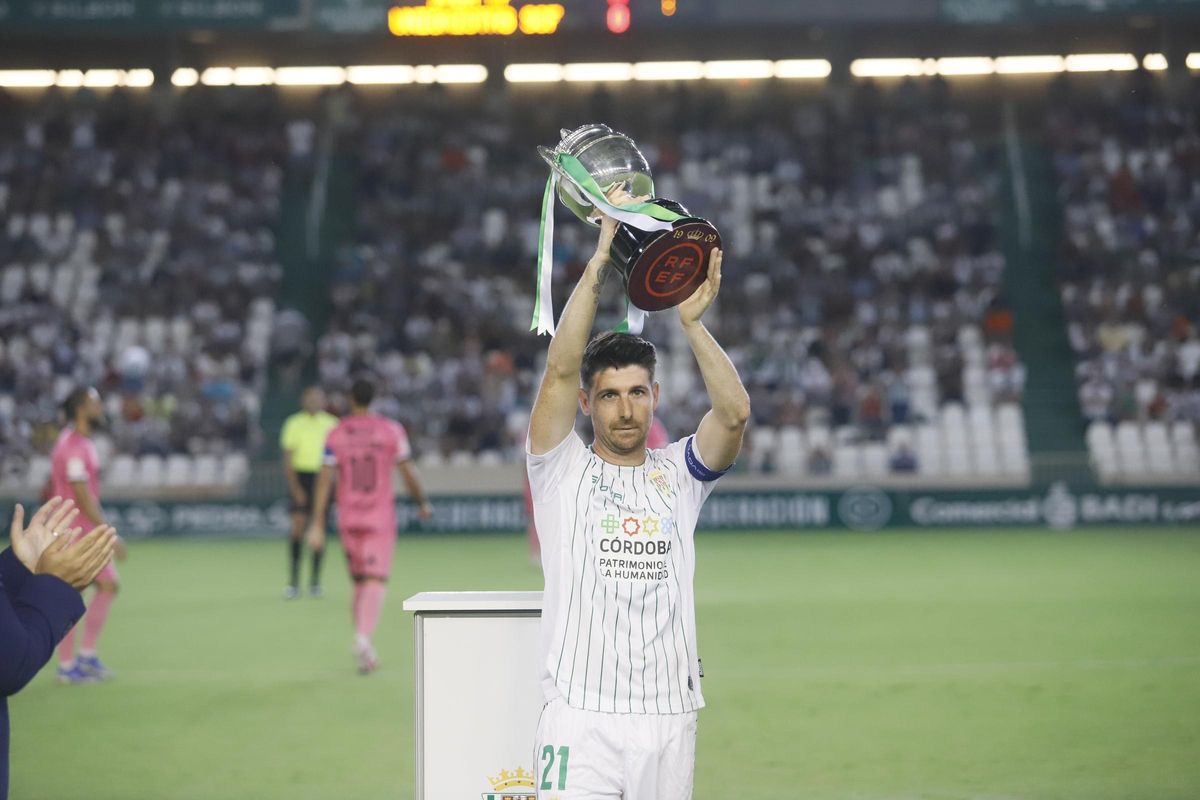 Javi Flores, con la copa de campeón de Segunda RFEF, en El Arcángel.