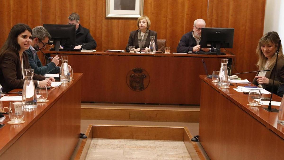 A la izquierda, Raquel Ruiz y Manuel Campa, y a la derecha Esther Llamazares, en un Pleno.