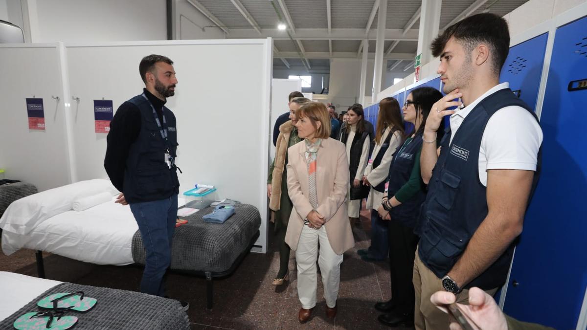 Voluntarios de Conciénciate en la inauguración del nuevo dispositivo de acogida situado en el polígono de Carrús