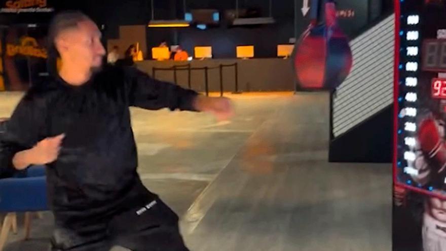 ¡Raphinha se pasa al boxeo y parece que no se le da nada mal!