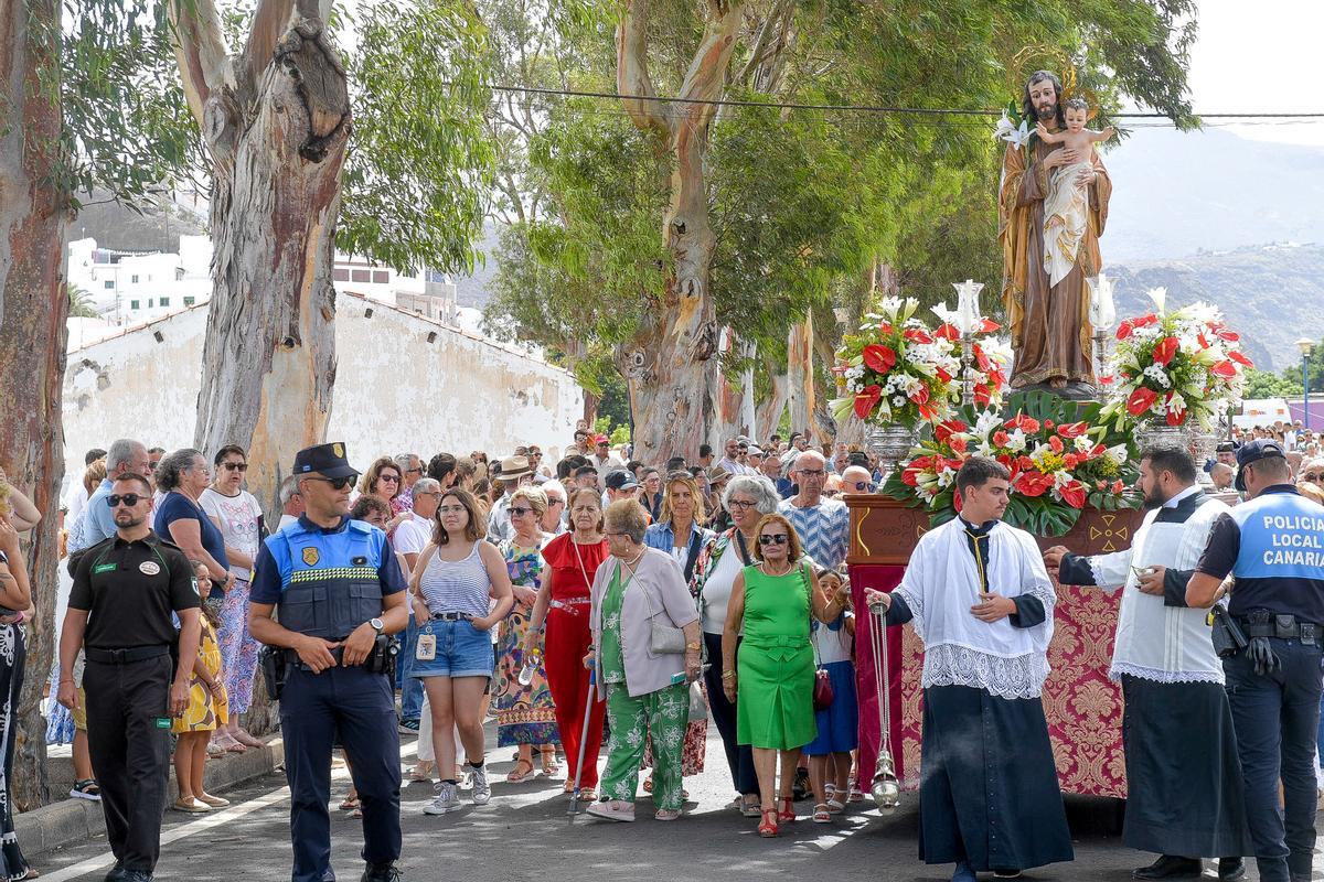 PROCESION Y TRACA FINAL POR EL DIA DE NTRA SRA DE LAS NIEVES, AGAETE
