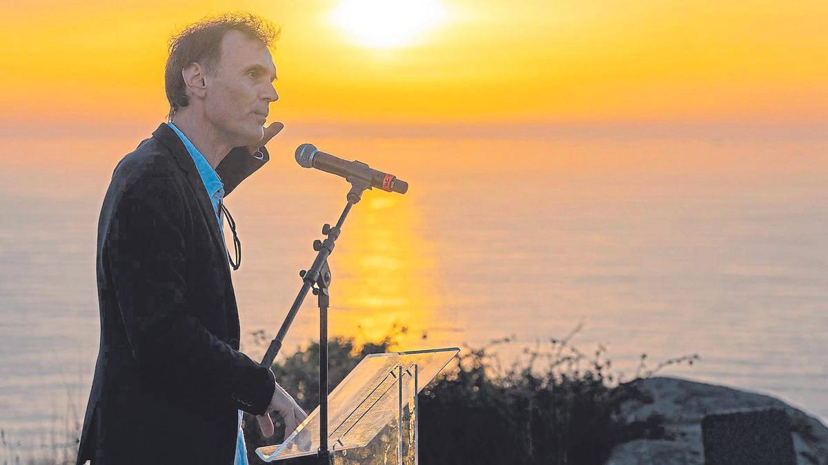 El prestigioso científico gallego Jorge Mira, con el sol de fondo.