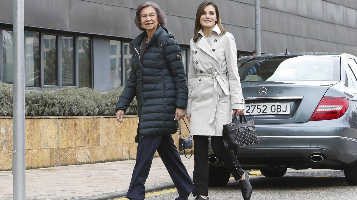 La Reina Sofía y la Reina Letizia, juntas a su llegada al hospital