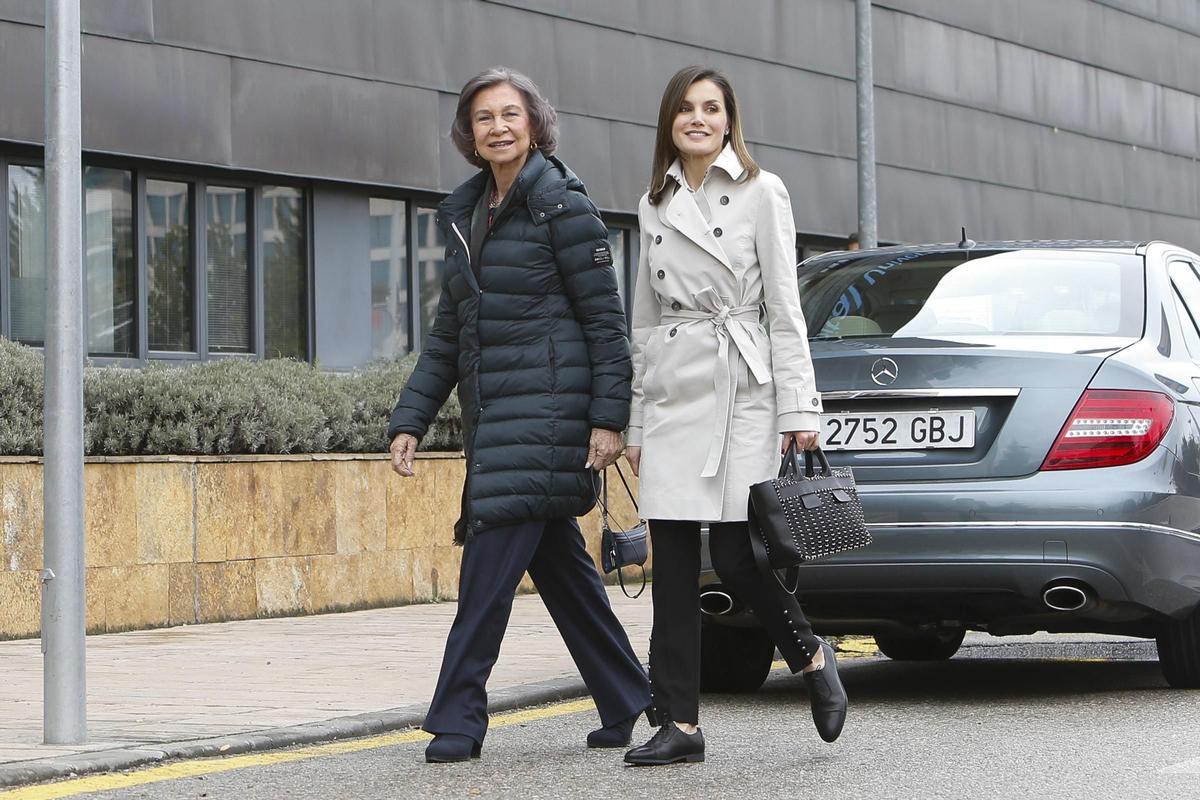 La Reina Sofía y la Reina Letizia, juntas a su llegada al hospital