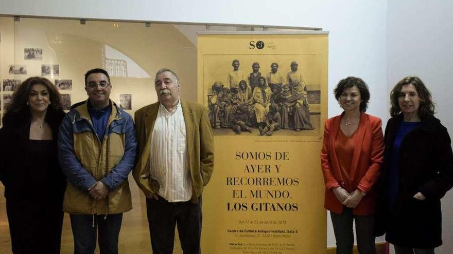 Por la derecha, Pepa González, Montserrat López, Luis Felipe Capellín, Marcos Gabarre y Marián del Portal Álvarez, ayer, en la exposición del Centro Antiguo Instituto.