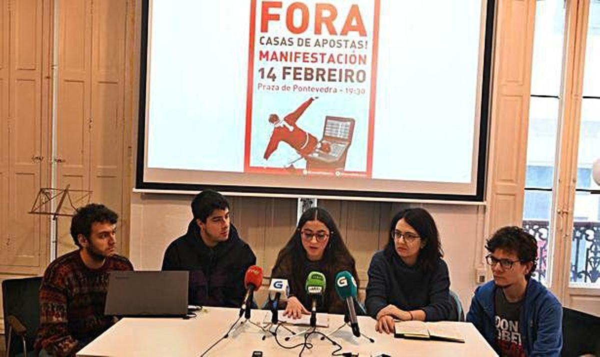 Miembros de la plataforma Fóra das Casas de Apostas!, ayer en la asociación Alexandre Bóveda.