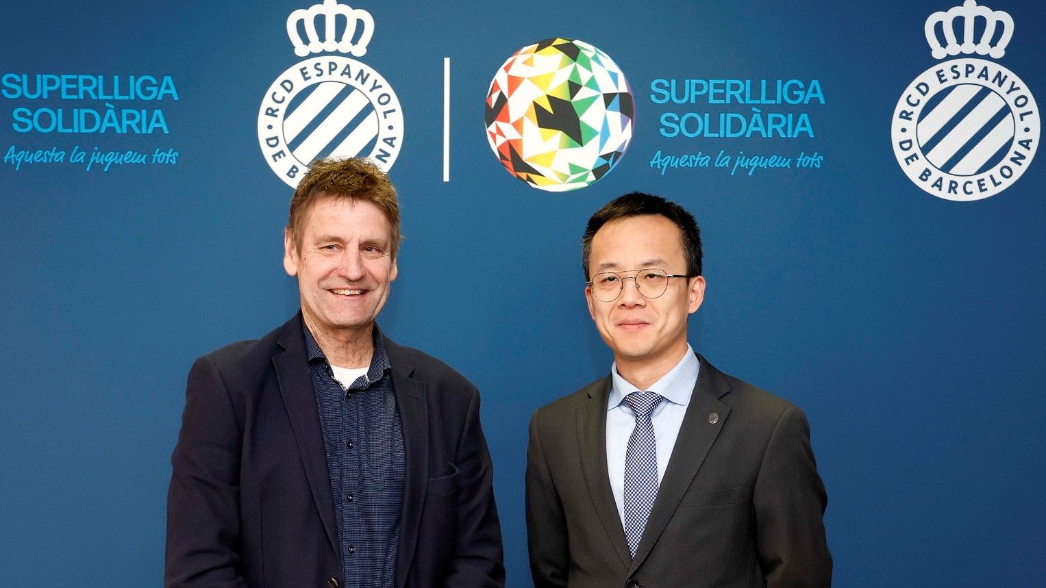 Mao Ye (derecha), junto a Lauridsen, el sábado antes del Espanyol-Osasuna.