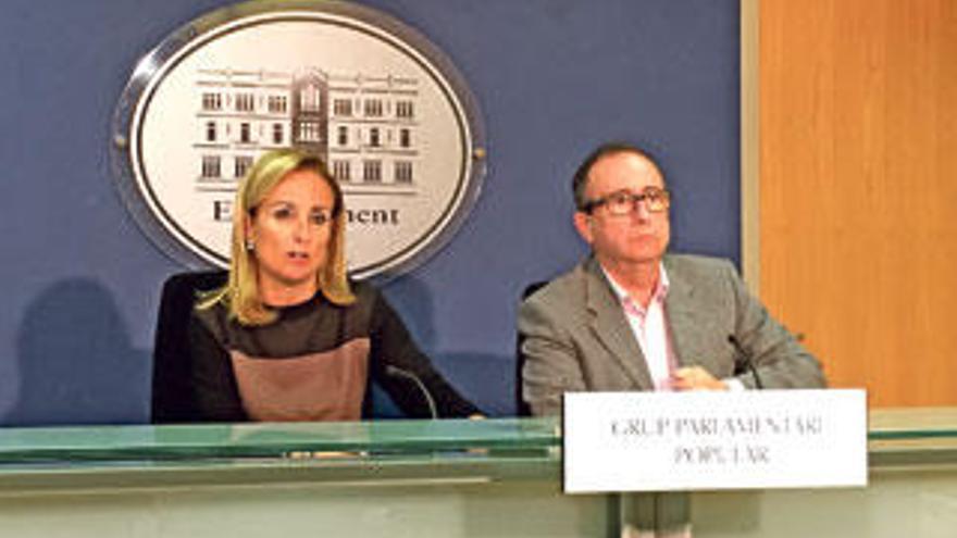 Mabel Cabrer junto al diputado popular Carlos Veramendi, ayer en el Parlament.