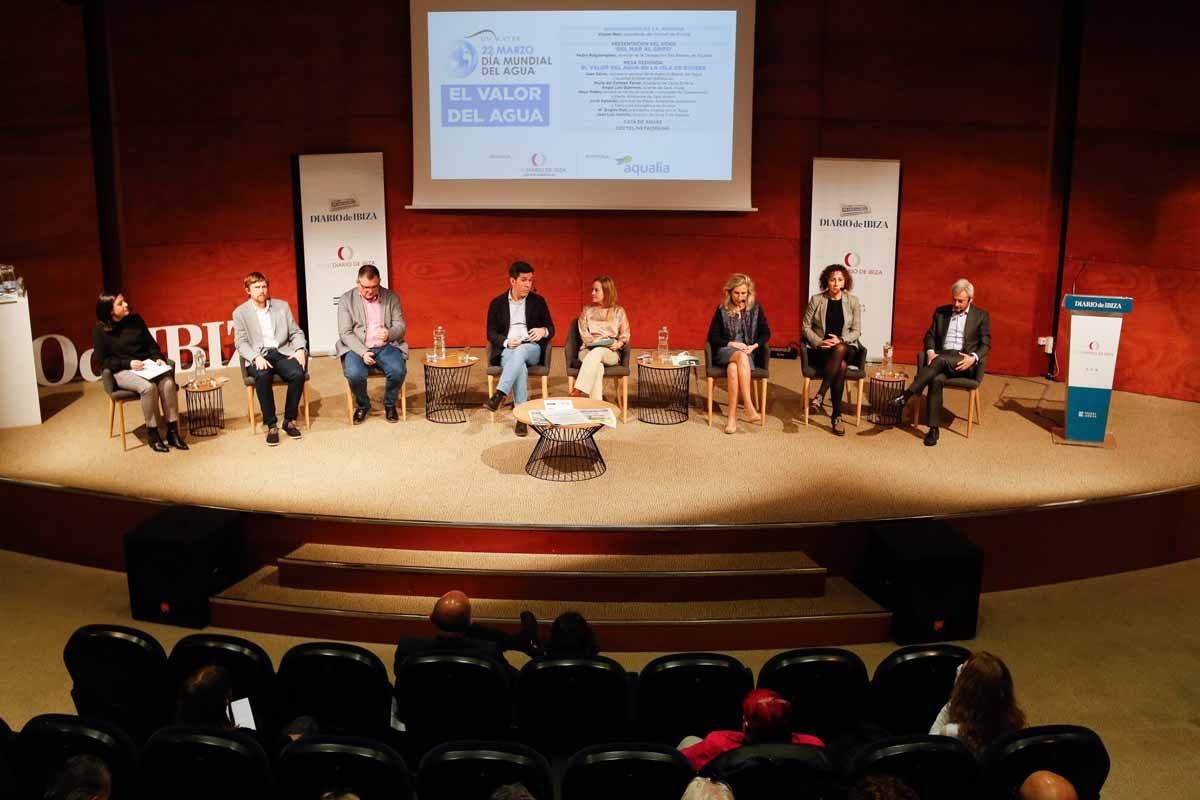 Galería de imágenes del debate sobre el valor del agua en el Club Diario de Ibiza