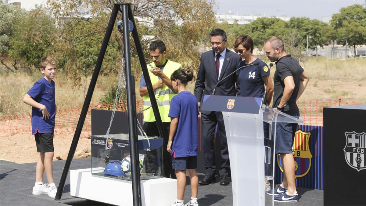 Josep Maria Bartomeu, Andrés Iniesta y Susila Cruyff con Pau Prim y Martina González en el momento de colocar la caja de los recuerdos