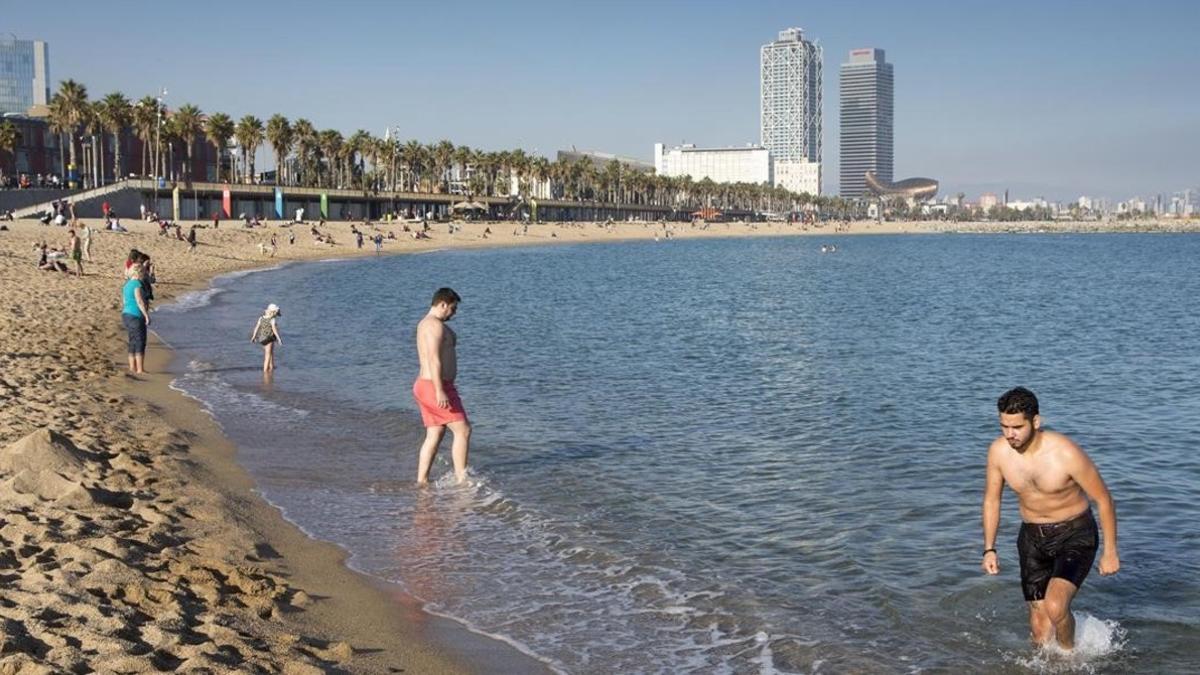 Bañistas en la playa de la Barceloneta el pasado noviembre.