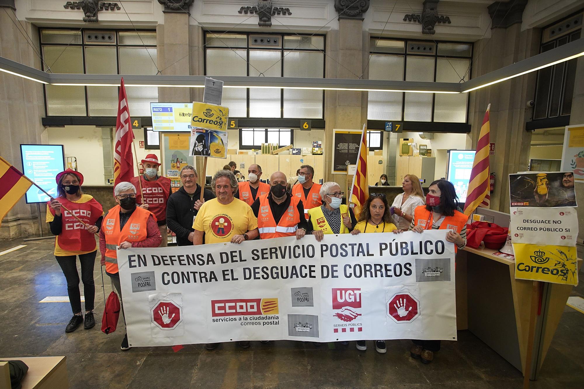 Treballadors de Correus de Girona es «tanquen» per denunciar el «desmantellament» del servei