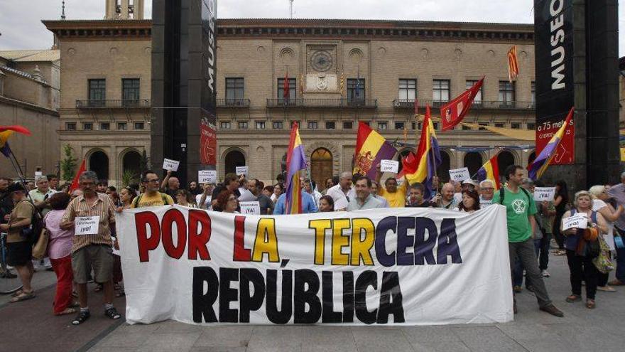 Un centenar de personas pide la república