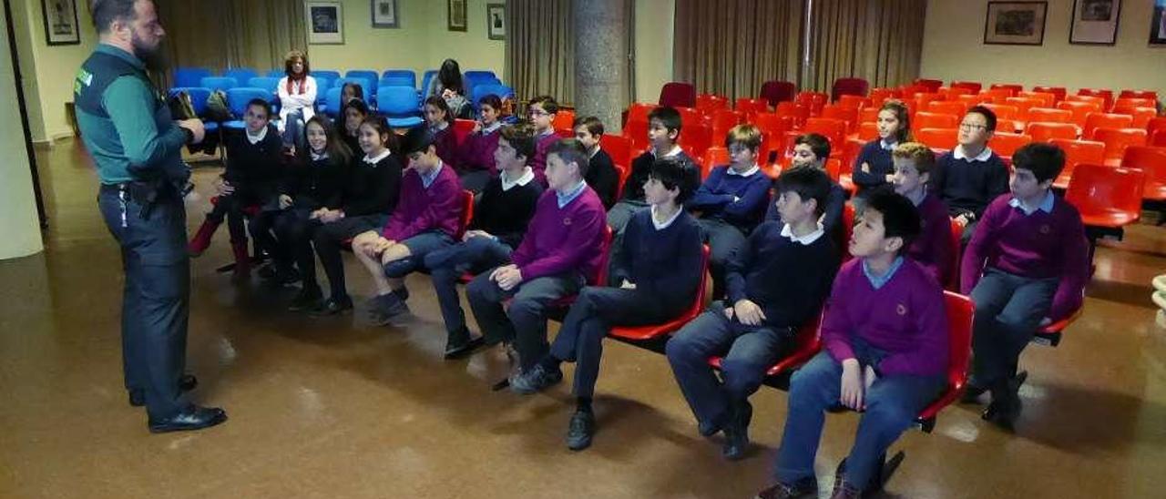 César Suárez imparte la charla en el colegio de Meres.