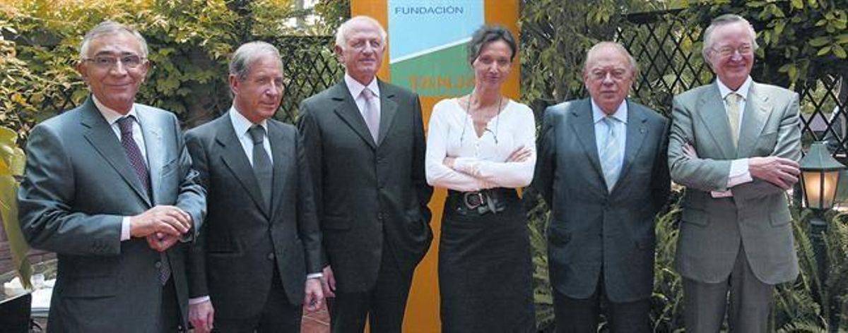 A la imatge, Rosa Cañadas amb alguns membres integrants del Comitè Tanja. D’esquerra a dreta,els membres d’honor Ommar Aziman, Slomo Ben Ami, Andre Azoulay, Jordi Pujol i Josep Piqué. A la imatge, Rosa Cañadas amb alguns membres integrants del Comitè Tanja. D’esquerra a dreta,els membres d’honor Ommar Aziman, Slomo Ben Ami, Andre Azoulay, Jordi Pujol i Josep Piqué.