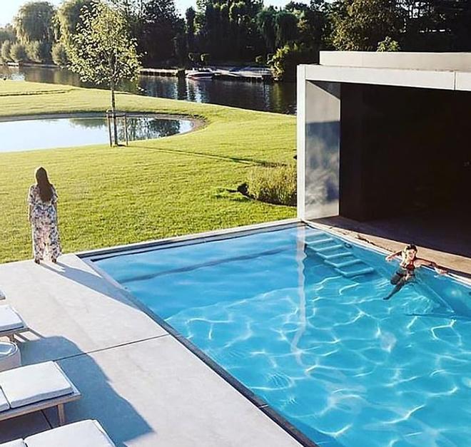 La foto de Scott Disick en la piscina, con ¿Sofia Richie y Kourtney Kardashian?