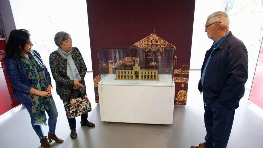 Por la izquierda, la concejala Yolanda Alonso, con Flor Alonso y José Luis Menéndez, marido de la donante, ayer, en el museo de Avilés, junto a la nueva maqueta.