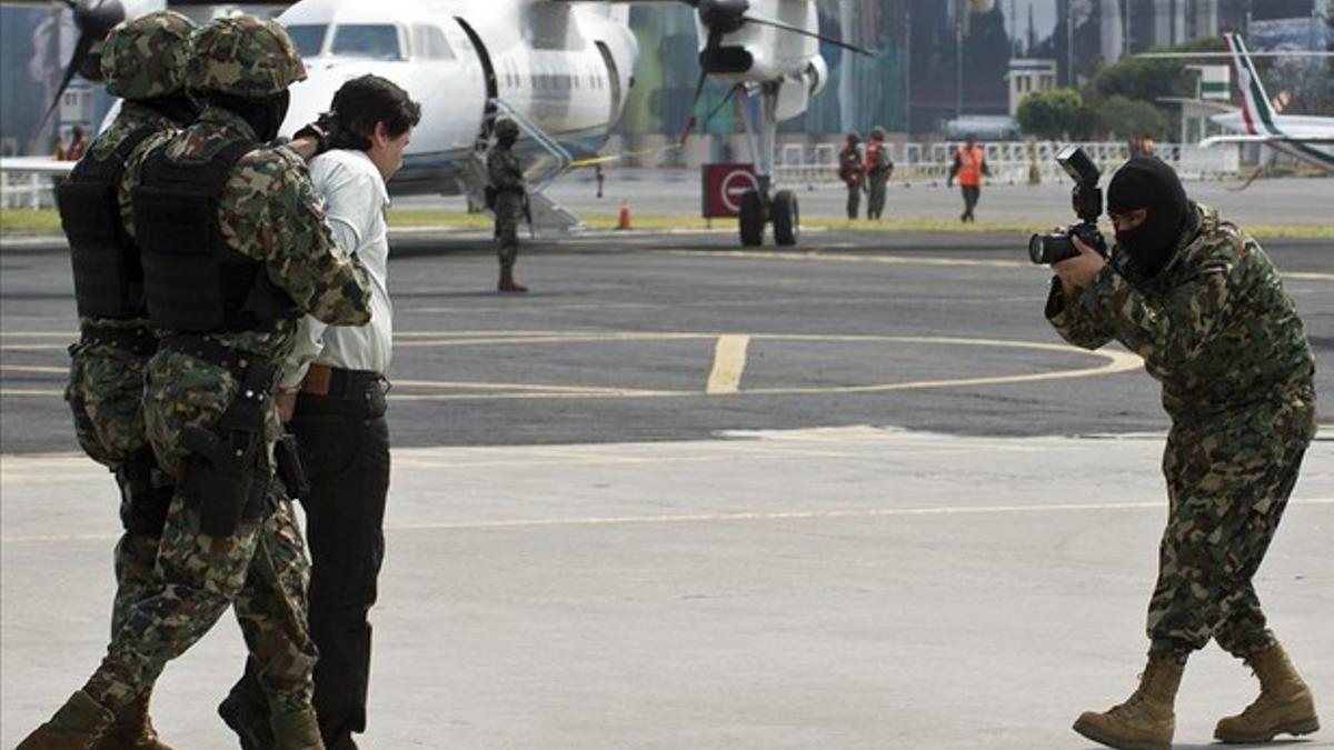 El narcotraficante mexicano Joaquín Guzmán Loera alias &quot;El Chapo Guzmán&quot; , es escoltado por infantes de marina en la Ciudad de México.